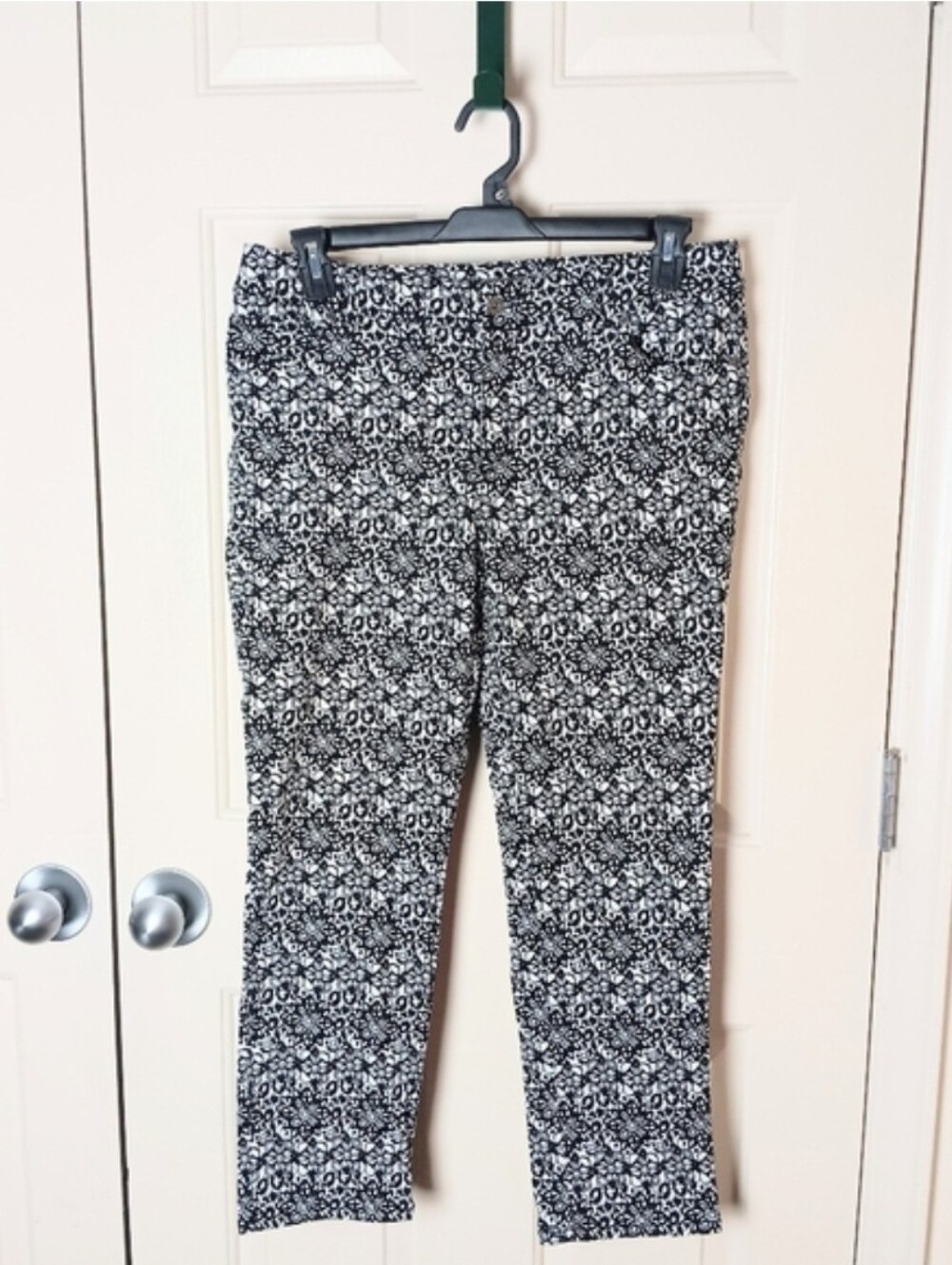 Chicos Women Black&White Geometric Ankle Pants Size 10